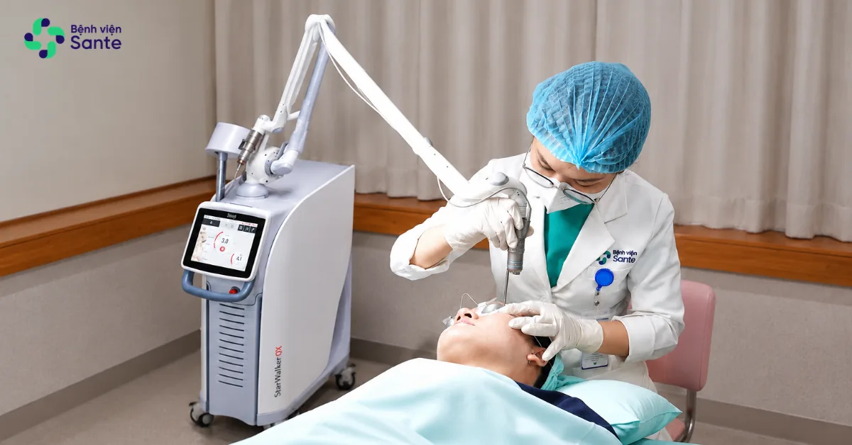 Bác sĩ Chuyên khoa Da liễu Bệnh viện Sante trực tiếp điều trị sắc tố bằng công nghệ Laser chuẩn y khoa