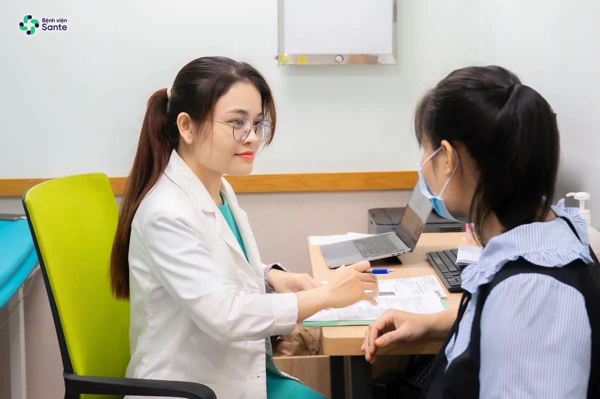 Bệnh viện Sante - Khám Sức Khỏe Tổng Quát Gồm Những Gì? Danh Mục Chuẩn Y Khoa & Lưu Ý Từ Bác Sĩ SANTE Bác sĩ Bệnh viện SANTE trao đổi tiền sử bệnh và tư vấn sức khỏe cho người khám