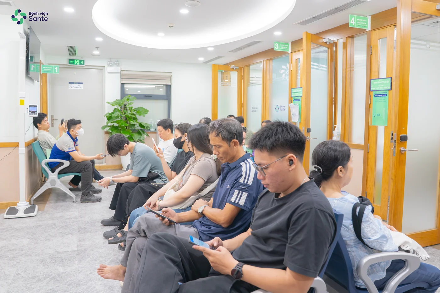 Bệnh viện Sante - Bệnh viện Sante tham gia Ngày hội Kết nối Giao thương 42: Đồng hành khám sức khỏe doanh nghiệp (Hình 4) Khu vực sảnh chờ khang trang trước các phòng khám chuyên khoa tại Bệnh viện Sante
