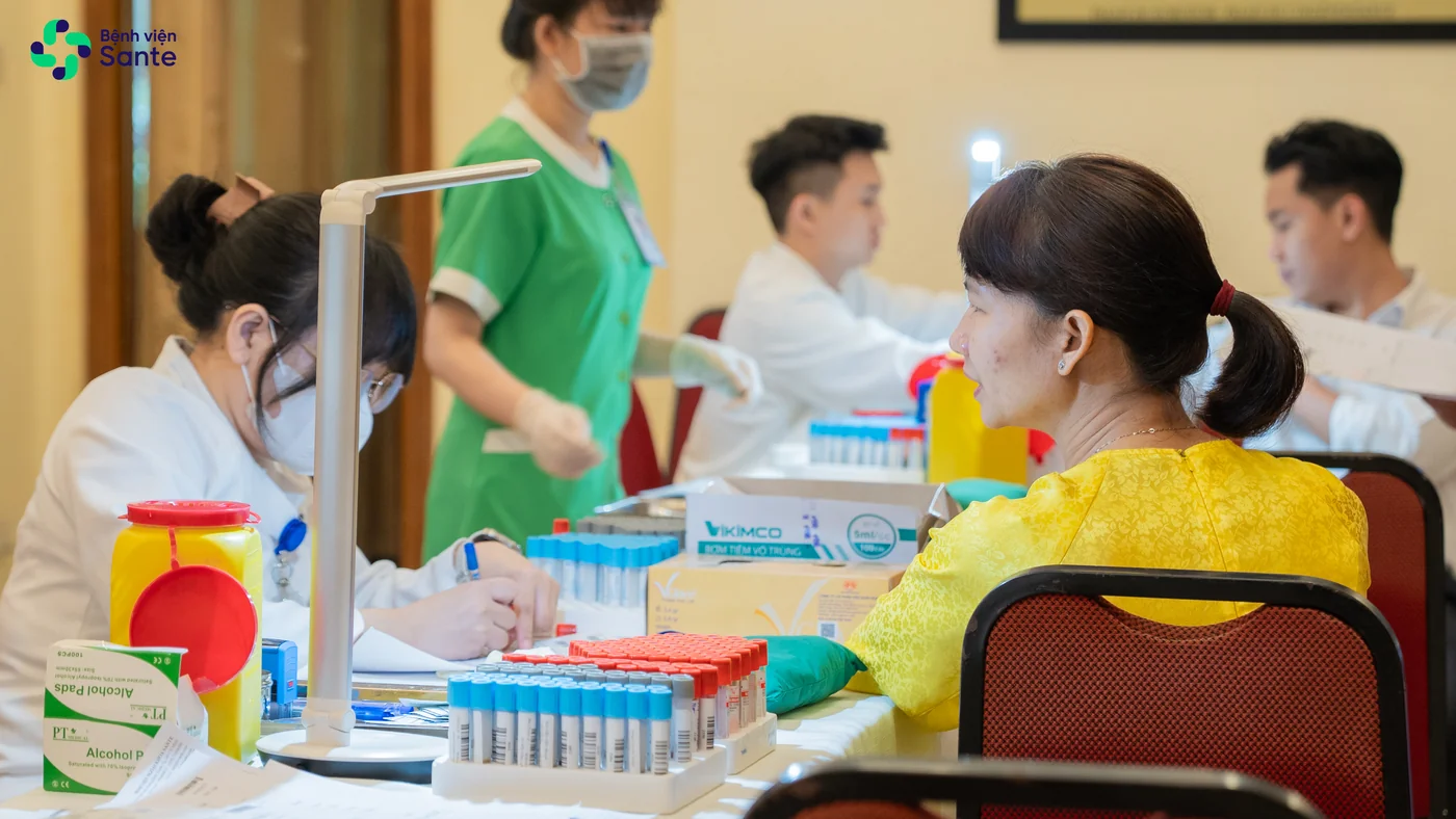 Bệnh viện Sante - Bệnh viện Sante tham gia Ngày hội Kết nối Giao thương 42: Đồng hành khám sức khỏe doanh nghiệp (Hình 5) Đội ngũ điều dưỡng Bệnh viện Sante lấy mẫu máu xét nghiệm định kỳ cho người lao động