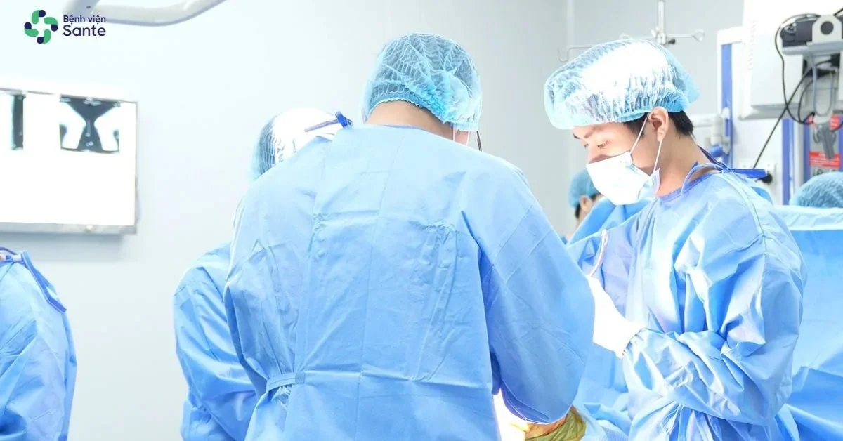Bệnh viện Sante - Sau Thay Khớp Gối Bao Lâu Thì Đi Được? Các Mốc Phục Hồi & Bài Tập Chuẩn Y Khoa (Hình 2) Phòng mổ vô trùng áp lực dương chuẩn ISO 6 kiểm soát nhiễm khuẩn sau thay khớp gối tại Bệnh viện Sante