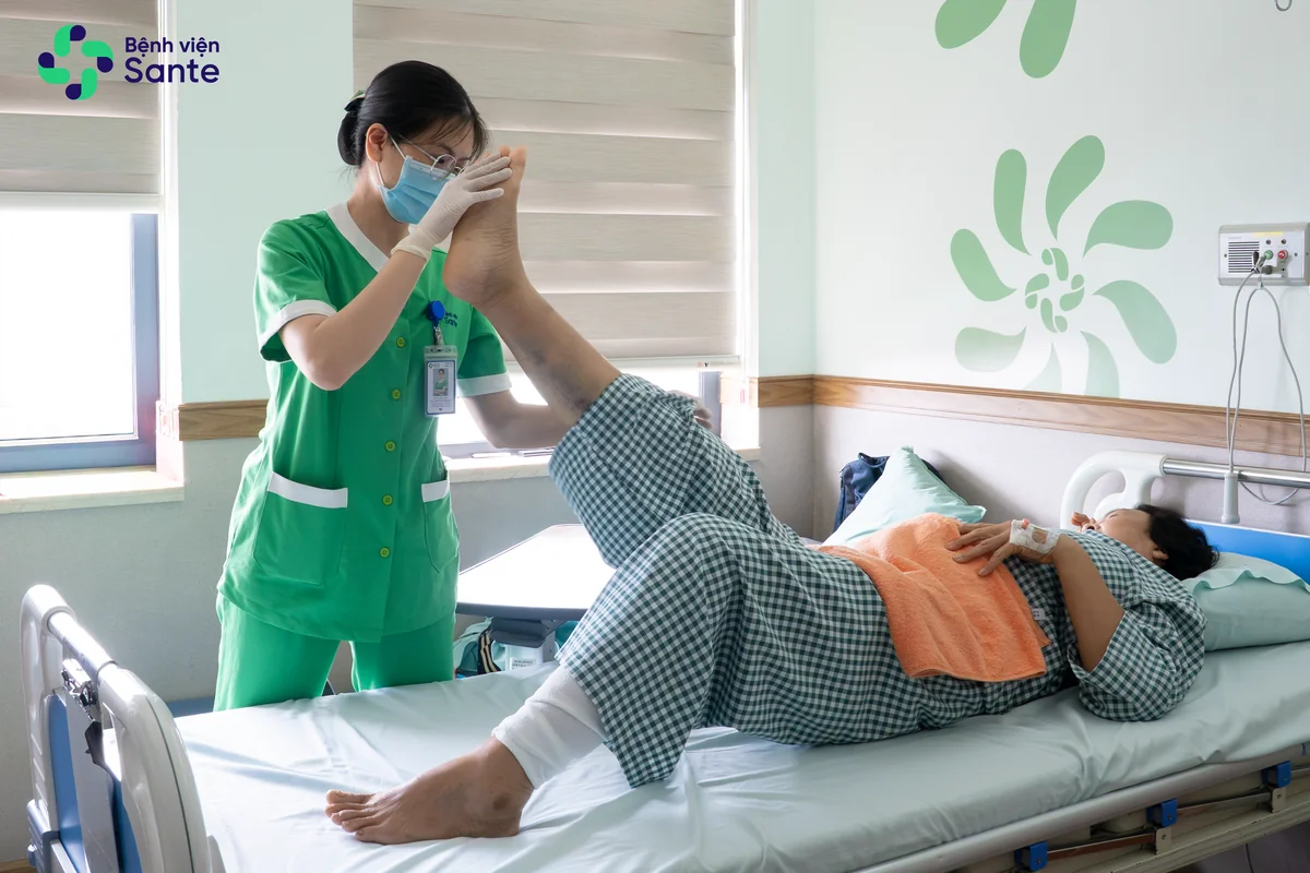 Bệnh viện Sante - Bệnh viện Sante nhận 2 giải thưởng tại Vietnam Brand Excellence 2026 (Hình 5) Bác sĩ Bệnh viện Sante thăm khám chuyên khoa Cơ xương khớp cho bệnh nhân