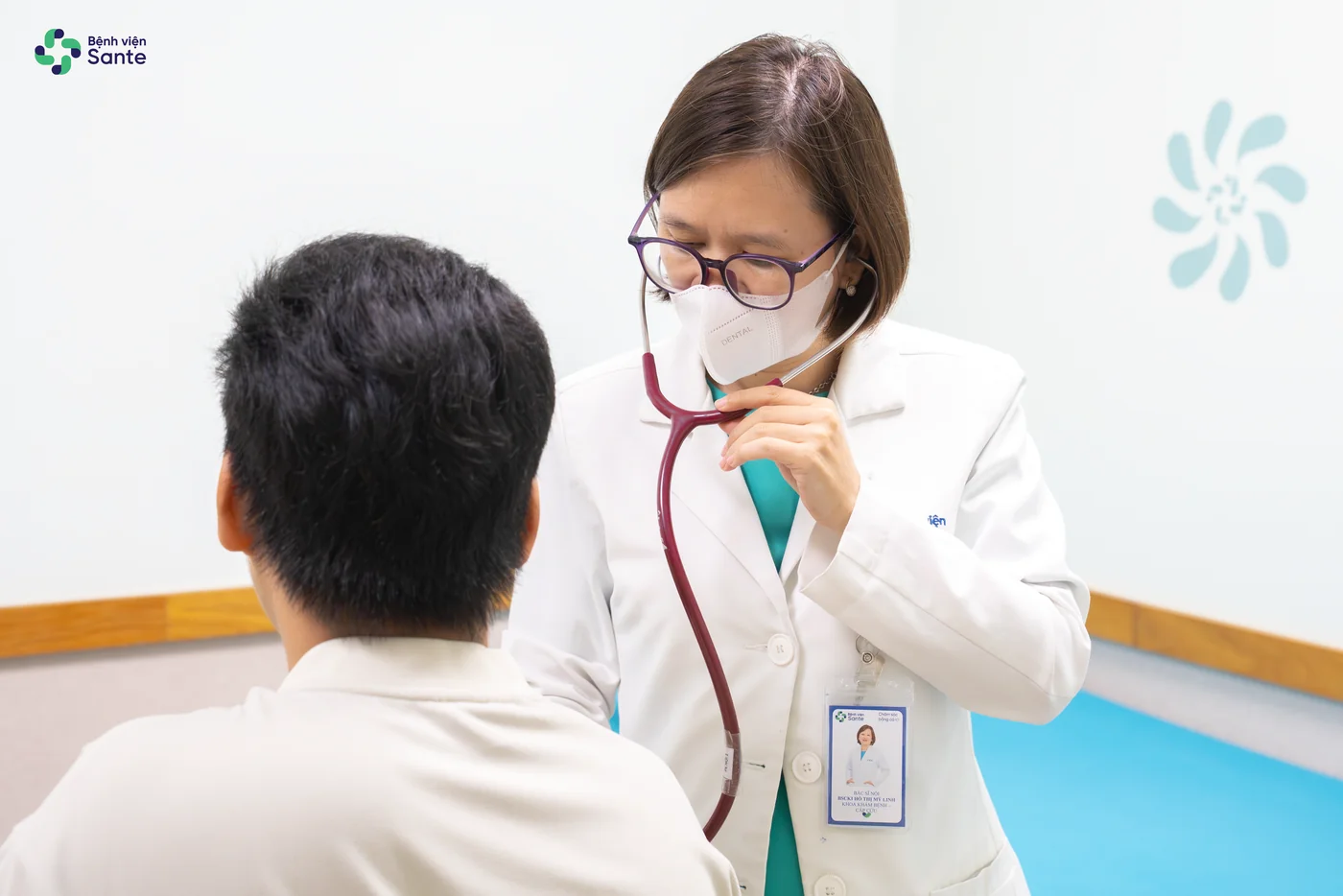 Bệnh viện Sante - Bệnh viện Sante tham gia Ngày hội Kết nối Giao thương 42: Đồng hành khám sức khỏe doanh nghiệp (Hình 3) BSCKI Hồ Thị Mỹ Linh khám lâm sàng tim phổi cho người lao động tại Bệnh viện Sante