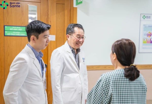 Bác sĩ chuyên khoa Bệnh Viện Sante ân cần thăm khám 1:1, động viên và giải thích phác đồ điều trị cùng người bệnh