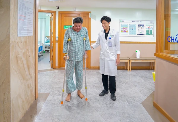 Bệnh nhân sau phẫu thuật thay khớp tự tin tập đi vững vàng cùng khung hỗ trợ tại Bệnh Viện Sante
