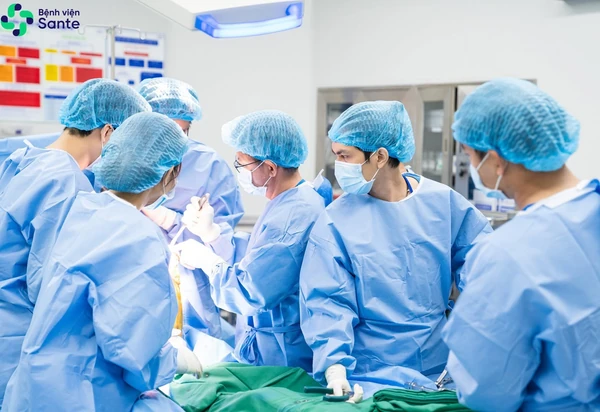 TS.BS Tăng Hà Nam Anh cùng ekip phẫu thuật hàng đầu tại Bệnh Viện Sante